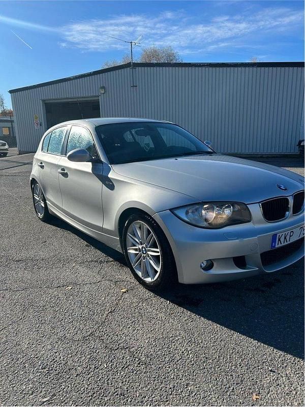 Grå Begagnad 2008 BMW 120 Advantage Halvkombi | 95 000 kr (Lite dyr) - Bild 1/4