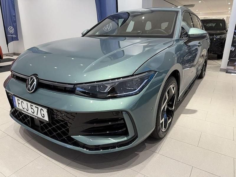 Grön Begagnad 2024 VW Passat R-line Kombi | 494 500 kr - Bild 1/4