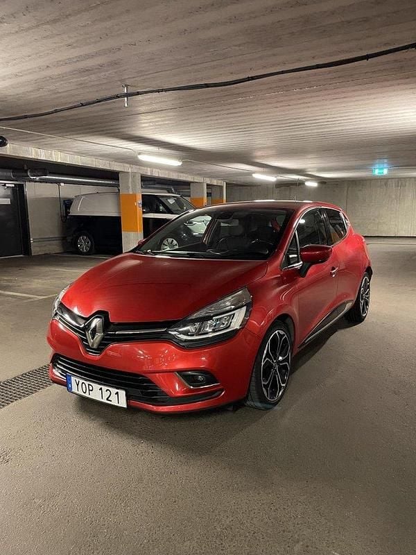 Röd Begagnad 2017 Renault Clio IV Intens Halvkombi | 84 000 kr (Marknadspris) - Bild 1/4