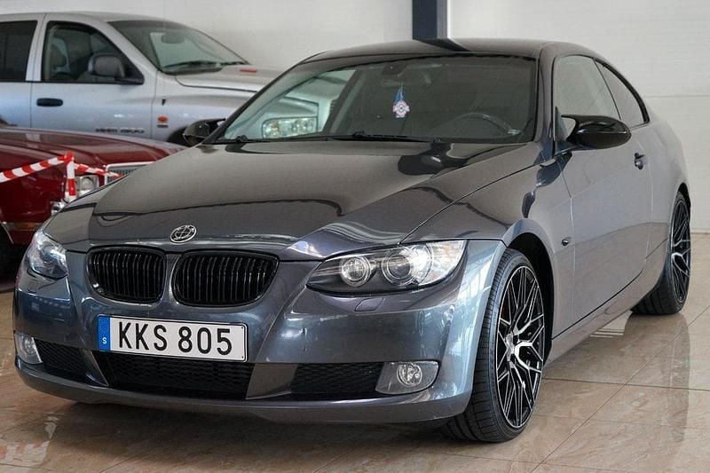 Grå Begagnad 2008 BMW 325 Comfort Edition Sportkupé | 109 500 kr (Bra pris) - Bild 1/4
