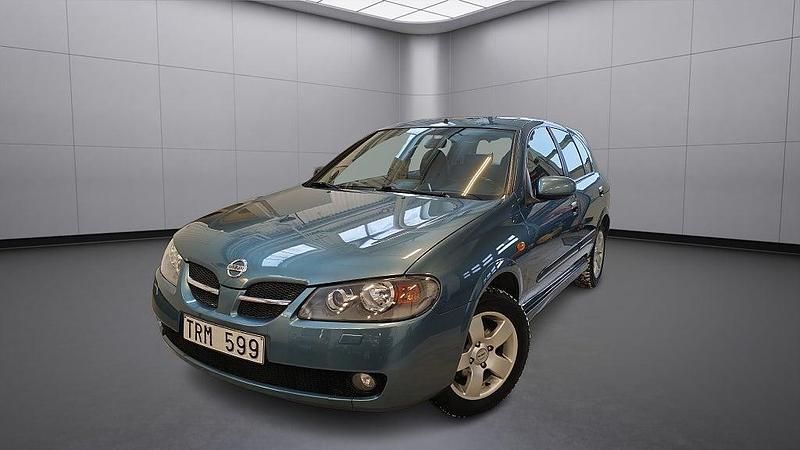 Begagnad Nissan Almera 116 HK (85 kW) 2002 Blå Halvkombi