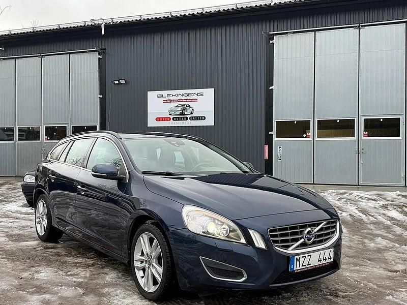 Blå Begagnad 2012 Volvo V60 Momentum Kombi | 94 900 kr (Marknadspris) - Bild 1/4