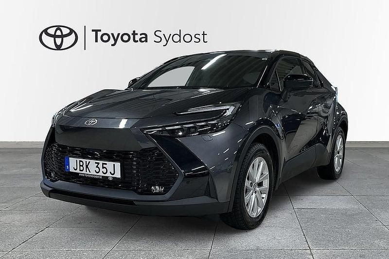 Mörkgrå Begagnad 2024 Toyota C-HR Executive SUV | 409 000 kr (Bra pris) - Bild 1/4