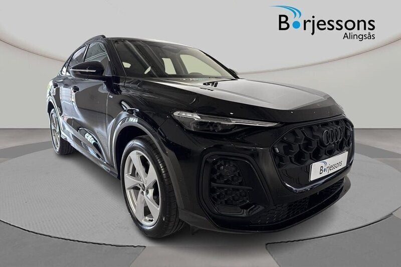 Svart Ny 2025 Audi Q5 Sportback Design SUV | 710 000 kr (Lite dyr) - Bild 1/4
