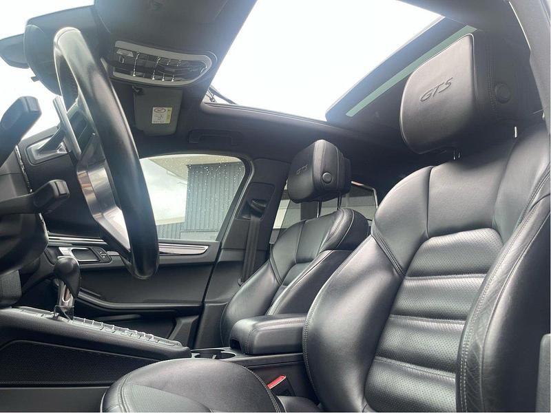 Silver Begagnad 2017 Porsche Macan GTS Sport SUV | 426 000 kr (Marknadspris) - Bild 1/4