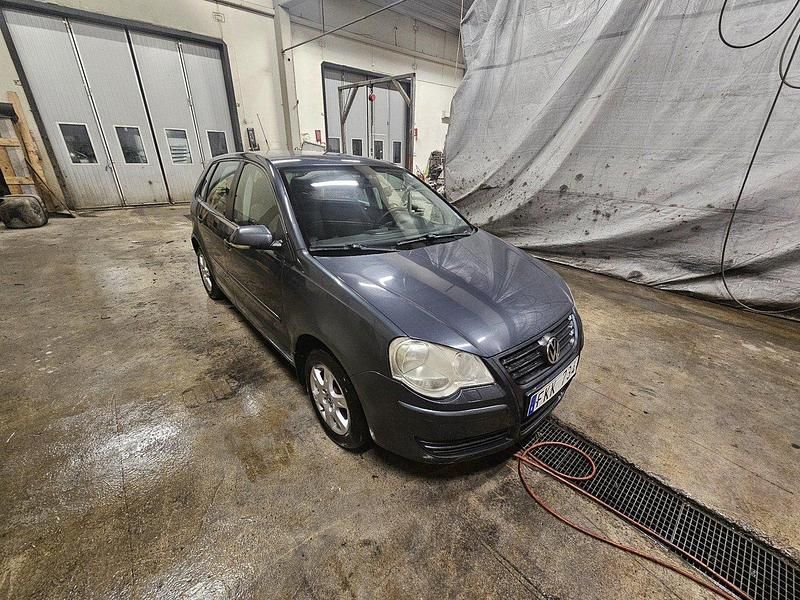 Grå Begagnad 2007 VW Polo Comfortline Halvkombi | 21 000 kr (Lite dyr) - Bild 1/4