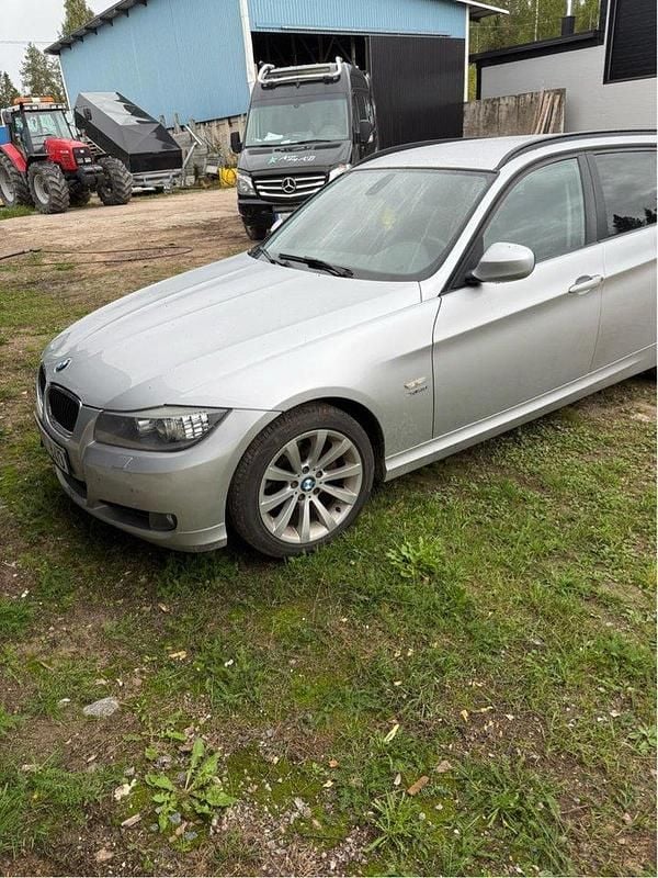 Grå Begagnad 2012 BMW 320 Kombi | 105 000 kr (Marknadspris) - Bild 1/4