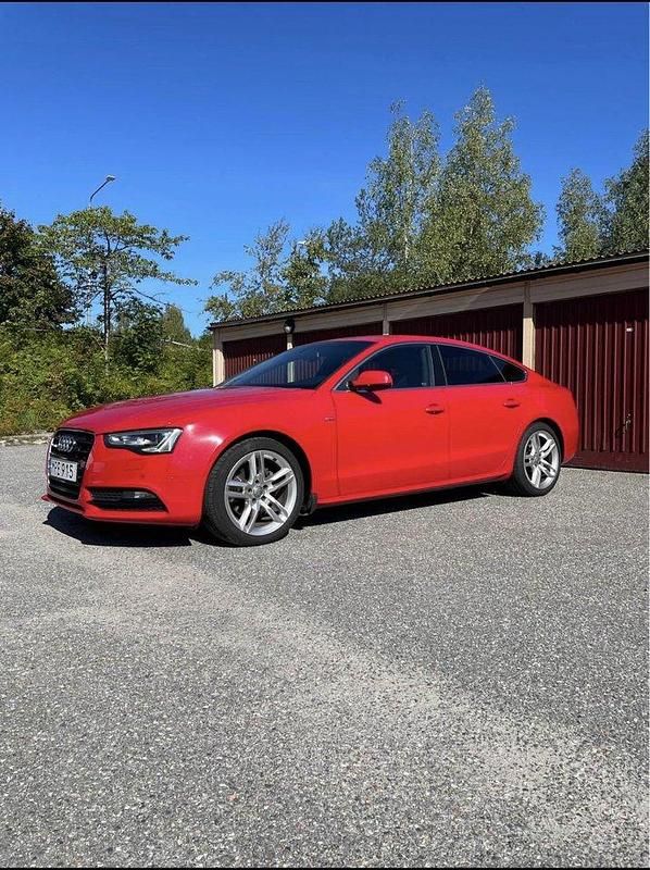 Röd Begagnad 2012 Audi A5 Sportback Comfort Halvkombi | 100 000 kr (Marknadspris) - Bild 1/4