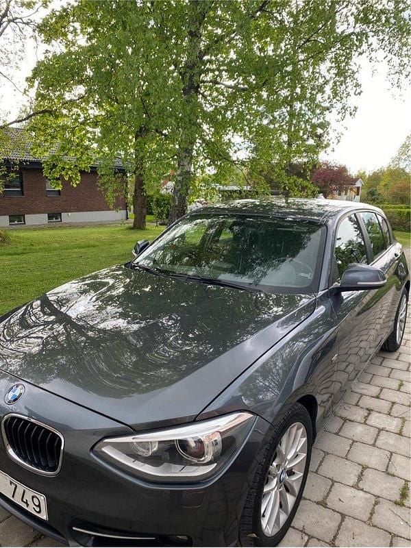 Grå Begagnad 2013 BMW 118 Sport Line Halvkombi | 85 000 kr - Bild 1/4