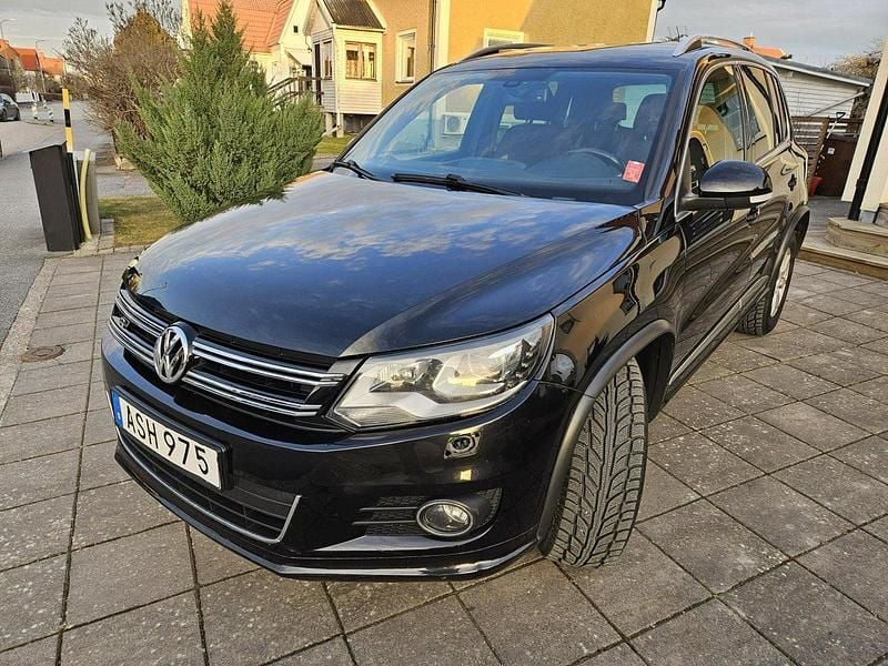 Svart Begagnad 2015 VW Tiguan R-line SUV | 90 000 kr (Bra pris) - Bild 1/4