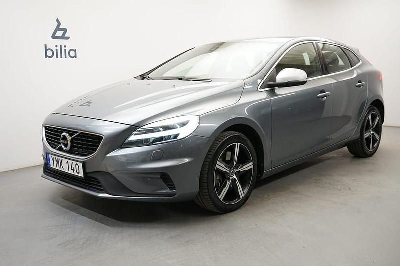 Grå Begagnad 2017 Volvo V40 R-Design Kombi | 189 900 kr (Marknadspris) - Bild 1/3