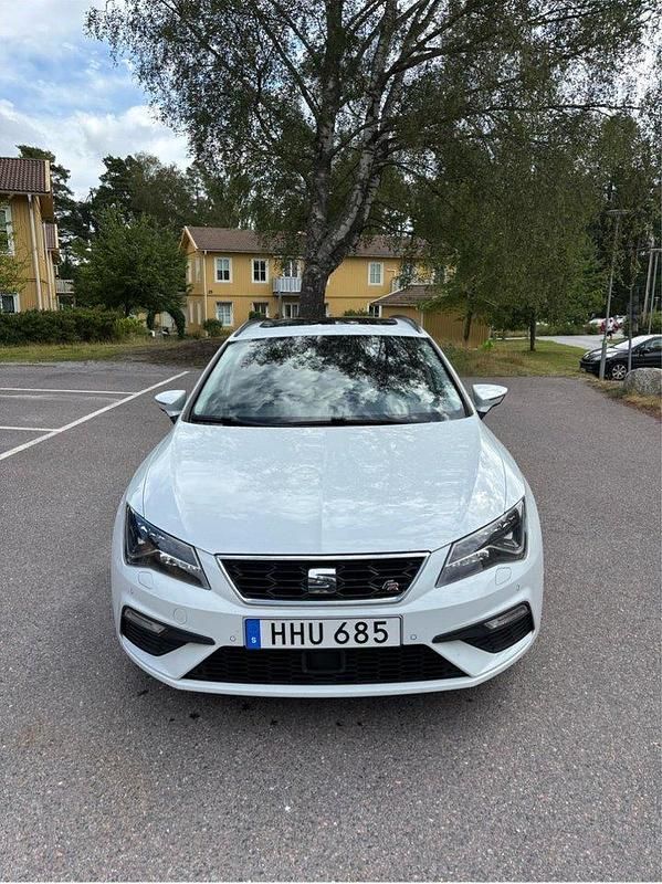 Vit Begagnad 2018 Seat Leon ST FR Kombi | 149 000 kr (Marknadspris) - Bild 1/4