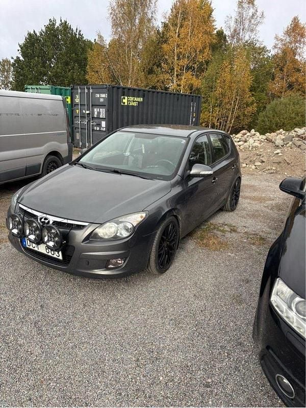 Grå Begagnad 2009 Hyundai i30 Halvkombi | 20 000 kr (Marknadspris) - Bild 1/4