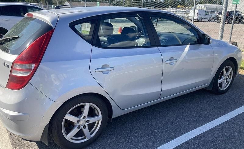 Silver Begagnad 2009 Hyundai i30 Halvkombi | 37 500 kr (Lite dyr) - Bild 1/3
