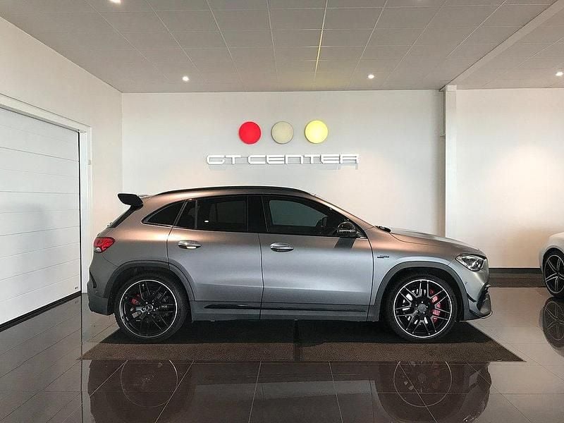 Grå Begagnad 2022 Mercedes GLA45 AMG AMG SUV | 549 900 kr - Bild 1/4