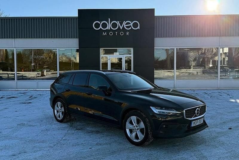 Svart Begagnad 2019 Volvo V60 CC Kombi | 244 900 kr (Marknadspris) - Bild 1/4