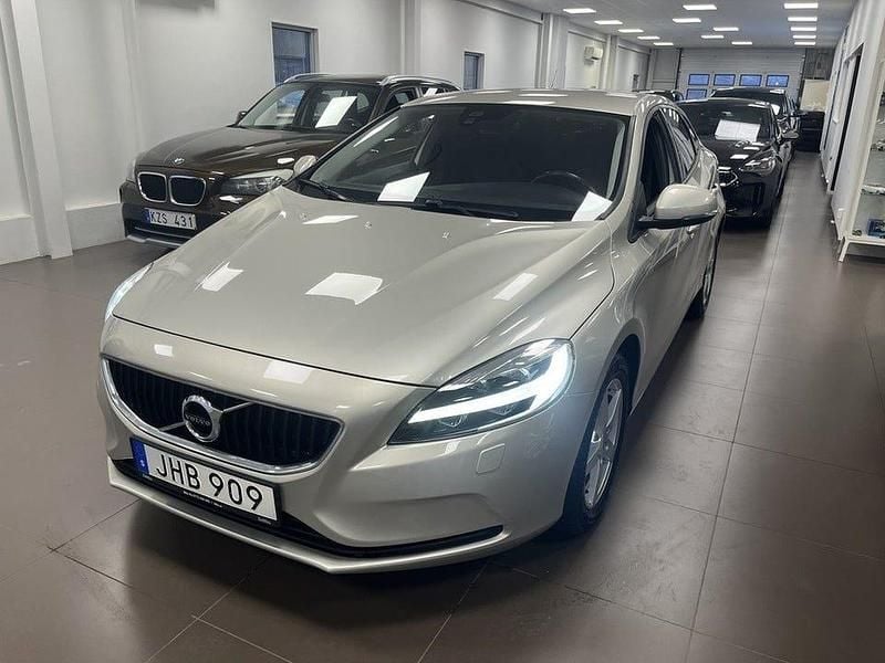 Ljusbrun Begagnad 2017 Volvo V40 Momentum Halvkombi | 157 000 kr (Marknadspris) - Bild 1/4