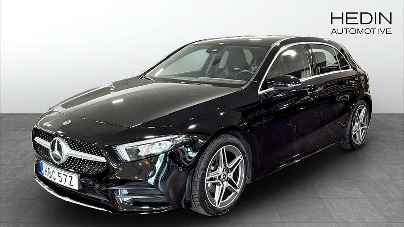 Svart (black) Begagnad 2023 Mercedes A180 AMG Kombi | 309 900 kr (Lite dyr) - Bild 1/4