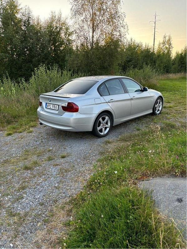 Grå Begagnad 2005 BMW 320 Advantage Sedan | 28 000 kr (Marknadspris) - Bild 1/4