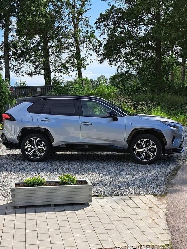 Två lackfärg metallic (grå +svart) Begagnad 2022 Toyota RAV4 Premium SUV | 465 000 kr (Marknadspris) - Bild 1/4