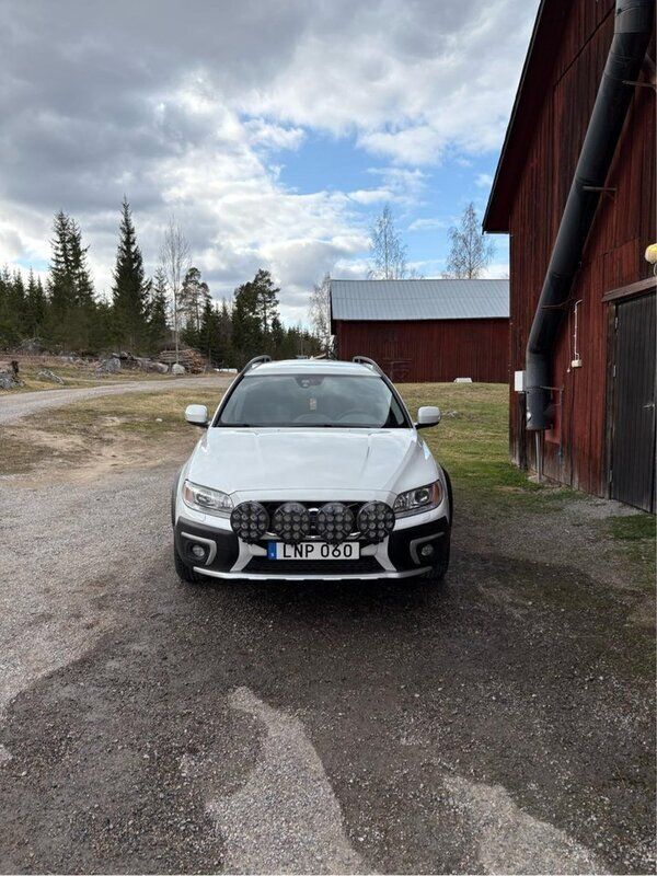 Vit Begagnad 2015 Volvo XC70 Momentum SUV | 158 000 kr (Marknadspris) - Bild 1/4