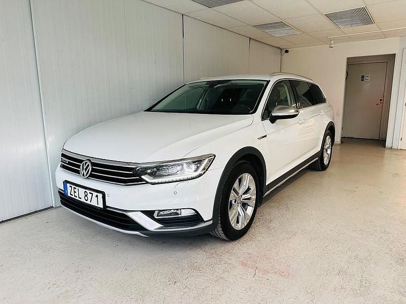 Vit Begagnad 2018 VW Passat Alltrack Executive Kombi | 189 900 kr (Marknadspris) - Bild 1/4