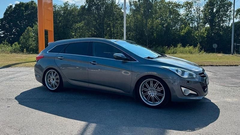 Silver Begagnad 2011 Hyundai i40 Kombi | 49 800 kr (Bra pris) - Bild 1/4