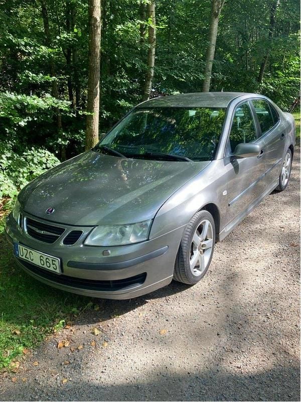 Grå Begagnad 2004 Saab 9-3 Vector Sedan | 19 000 kr (Bra pris) - Bild 1/4