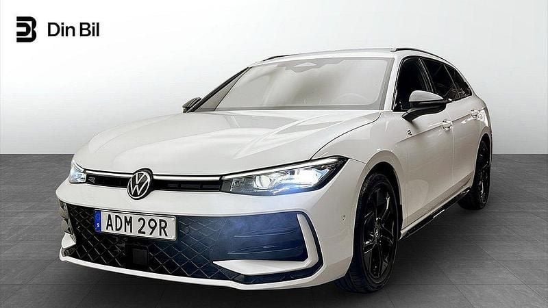Vit Ny 2024 VW Passat R-line Kombi | 469 900 kr (Superpris) - Bild 1/4