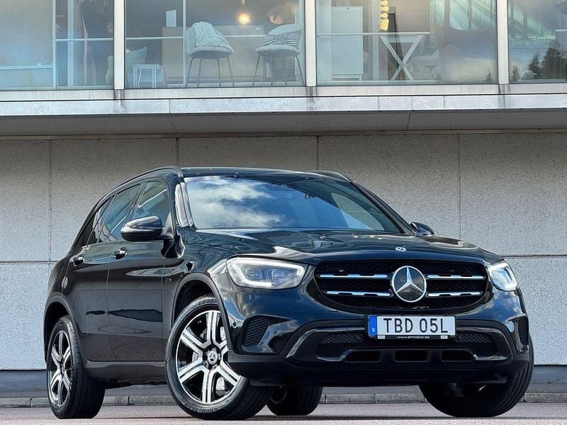 Svart Begagnad 2021 Mercedes GLC300e Premium SUV | 379 900 kr (Bra pris) - Bild 1/4