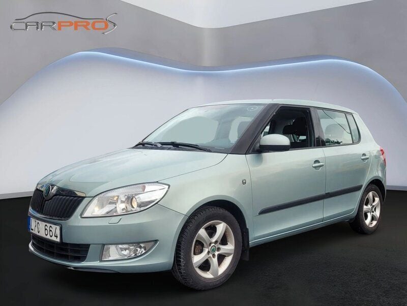 Ljusgrön Begagnad 2011 Skoda Fabia Elegance Halvkombi | 39 900 kr (Bra pris) - Bild 1/4