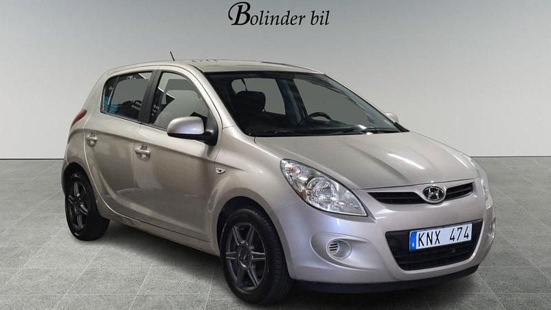 Silver Begagnad 2009 Hyundai i20 Select Halvkombi | 58 900 kr (Lite dyr) - Bild 1/4