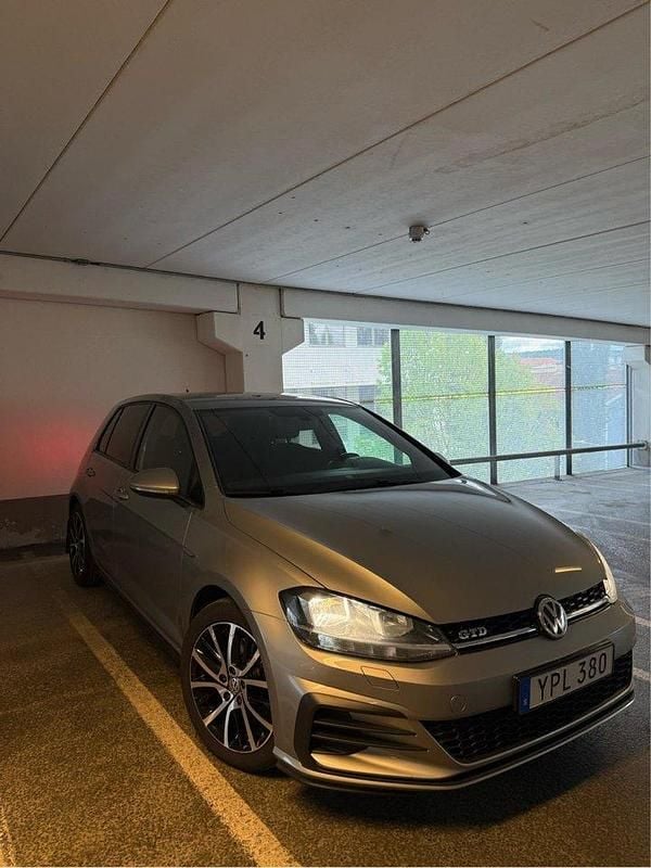 Silver Begagnad 2018 VW Golf VII Halvkombi | 190 000 kr (Lite dyr) - Bild 1/4
