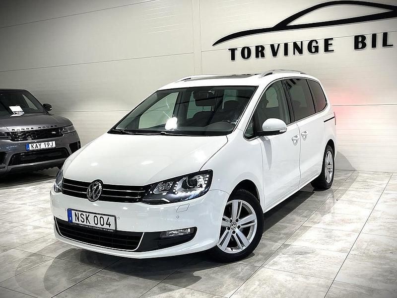 Vit Begagnad 2015 VW Sharan Minibuss | 229 000 kr (Marknadspris) - Bild 1/4