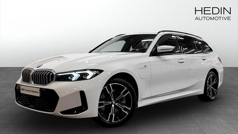 Begagnad 2025 BMW 330e M Sport Kombi | 518 700 kr (Dyr) - Bild 1/4