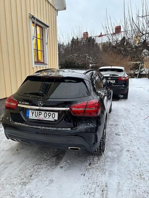 Begagnad Mercedes GLA180 122 HK (89 kW) 2019 SUV