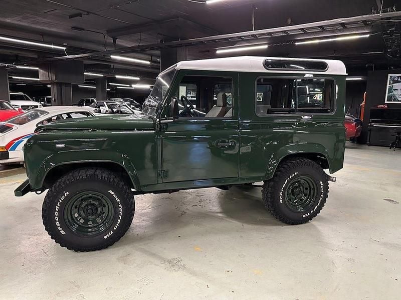 Begagnad Land Rover Defender 122 HK (89 kW) 2001 Grön Kombi