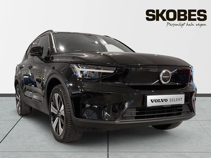 Svart Begagnad 2023 Volvo XC40 Single Motor SUV | 339 600 kr (Marknadspris) - Bild 1/3