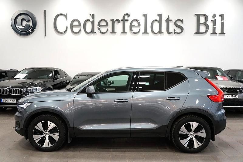 Grå Begagnad 2018 Volvo XC40 Pro SUV | 289 900 kr (Marknadspris) - Bild 1/4