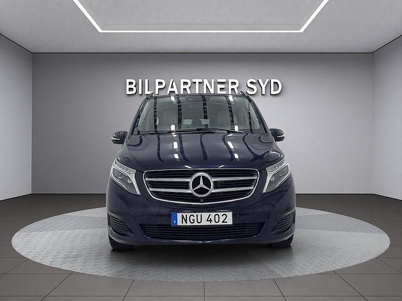 Blå Begagnad 2016 Mercedes V250 Minibuss | 329 900 kr (Marknadspris) - Bild 1/4