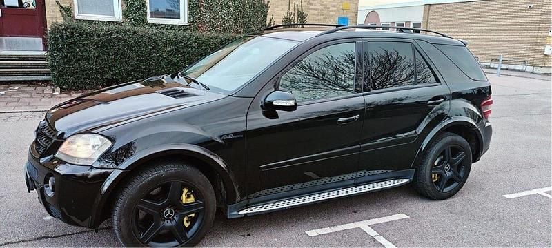 Svart Begagnad 2006 Mercedes ML63 AMG AMG SUV | 138 000 kr - Bild 1/4