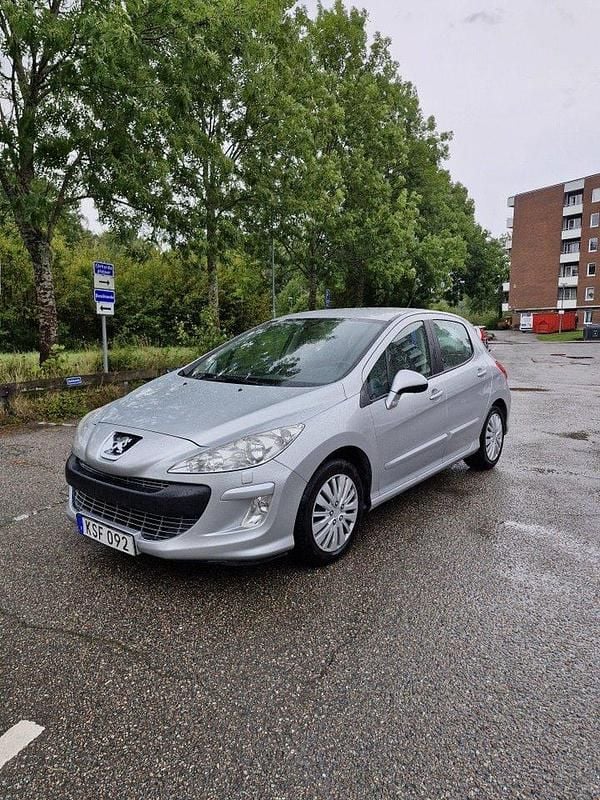 Grå Begagnad 2010 Peugeot 308 Halvkombi | 42 000 kr (Marknadspris) - Bild 1/4