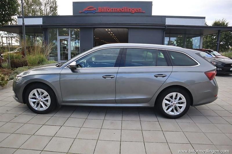 Grå samma som bilen Begagnad 2023 Skoda Octavia Style Kombi | 259 900 kr (Lite dyr) - Bild 1/4