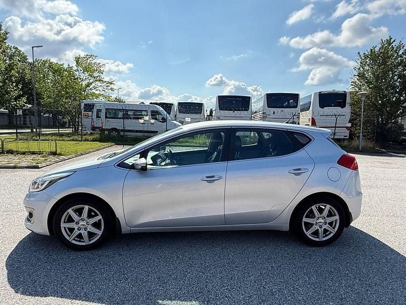 Grå Begagnad 2017 Kia Ceed Halvkombi | 119 000 kr (Marknadspris) - Bild 1/4