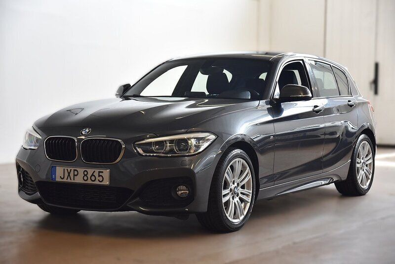 Grå Begagnad 2017 BMW 118 M Sport Halvkombi | 209 900 kr (Marknadspris) - Bild 1/4