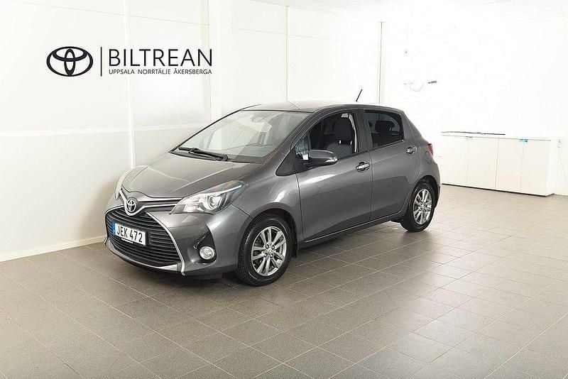 Mörkgrå (grå metallic) Begagnad 2015 Toyota Yaris Edition Halvkombi | 129 900 kr (Lite dyr) - Bild 1/4