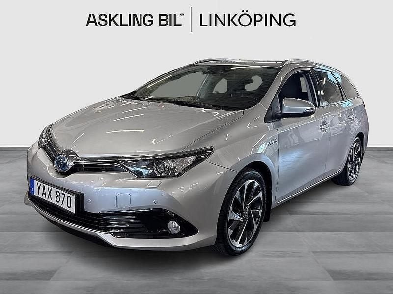 Silver Begagnad 2015 Toyota Auris Hybrid Kombi | 159 000 kr (Marknadspris) - Bild 1/4
