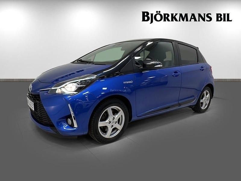 Blå Begagnad 2018 Toyota Yaris Hybrid Active Halvkombi | 149 900 kr (Marknadspris) - Bild 1/4