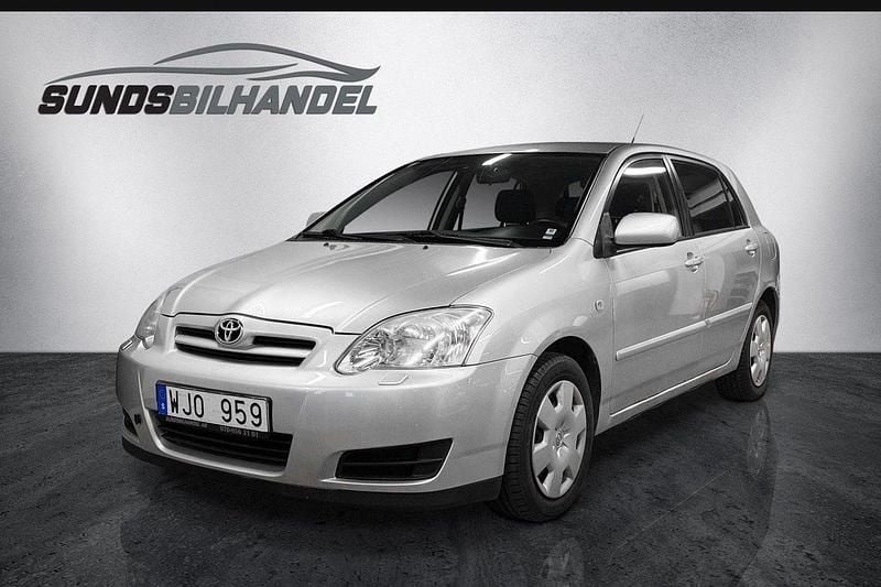 Ljusblå Begagnad 2004 Toyota Corolla Halvkombi | 29 900 kr (Marknadspris) - Bild 1/4