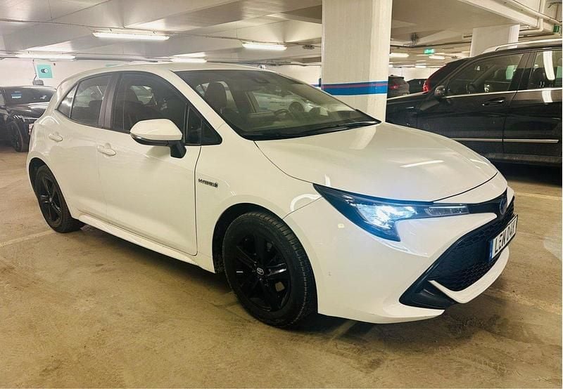 Vit Begagnad 2020 Toyota Corolla Hybrid Active Halvkombi | 209 000 kr (Marknadspris) - Bild 1/4